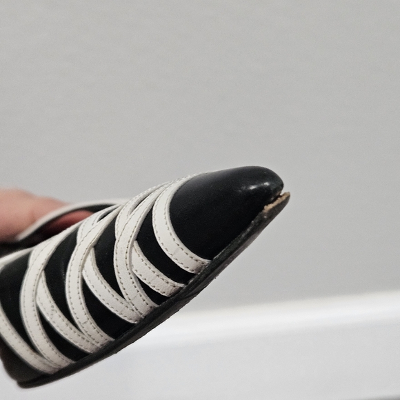 Black & white leather pumps - Picture 8 of 15